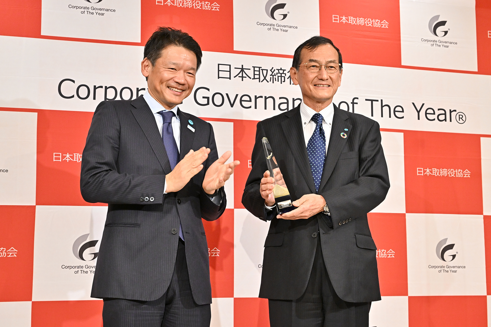 Mr. Yuichi Kitao, Kubota Corp. and Mr. Manabu Miyasaka, Deputy Governor of Tokyo (left)