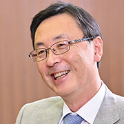 内山俊弘氏