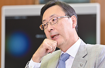 内山氏